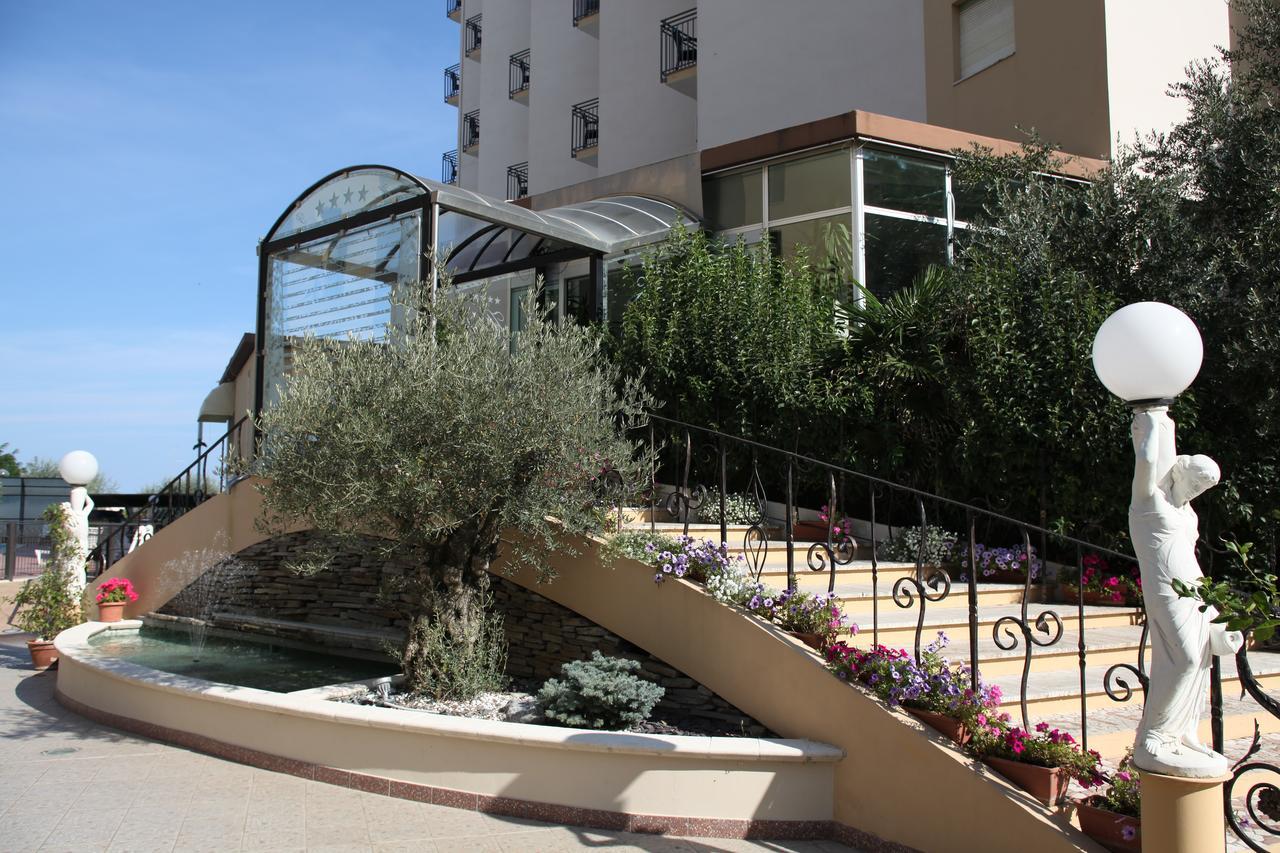 Hotel Plaza Llido Degli Estensi Kültér fotó