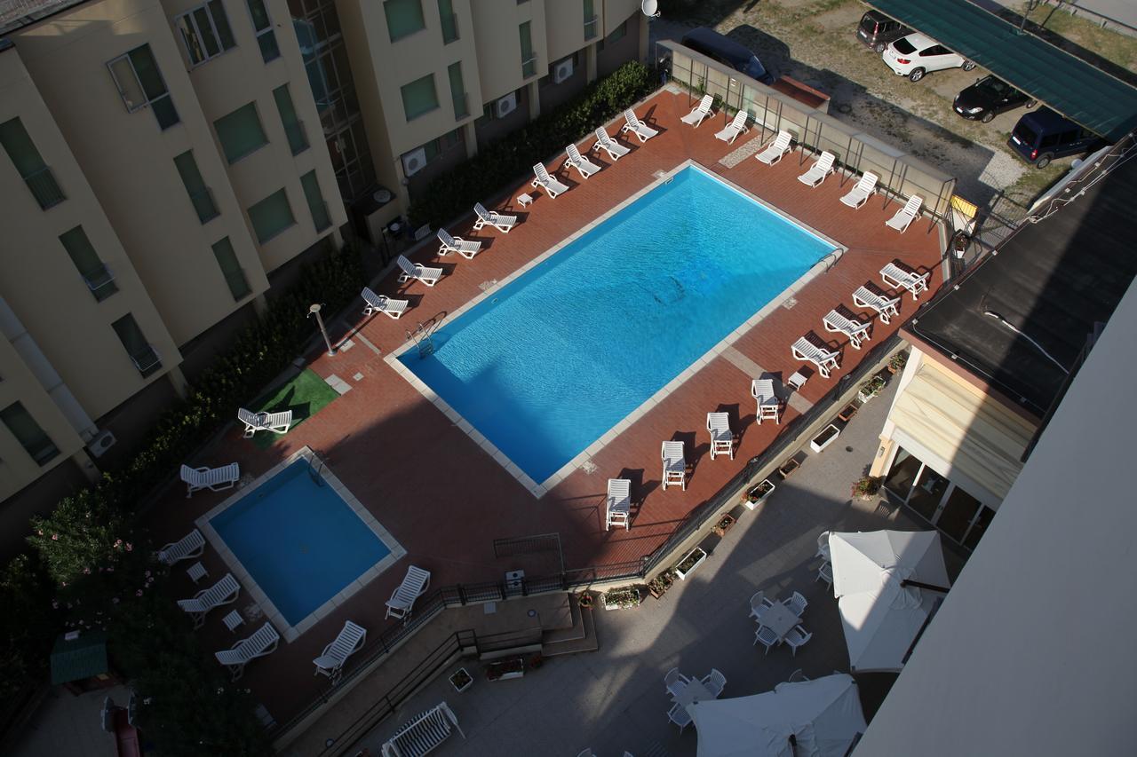 Hotel Plaza Llido Degli Estensi Kültér fotó