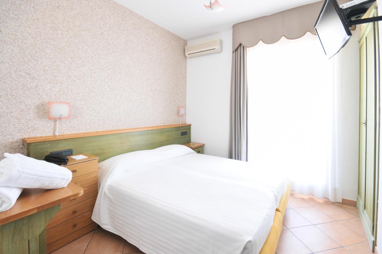 Hotel Plaza Llido Degli Estensi Kültér fotó