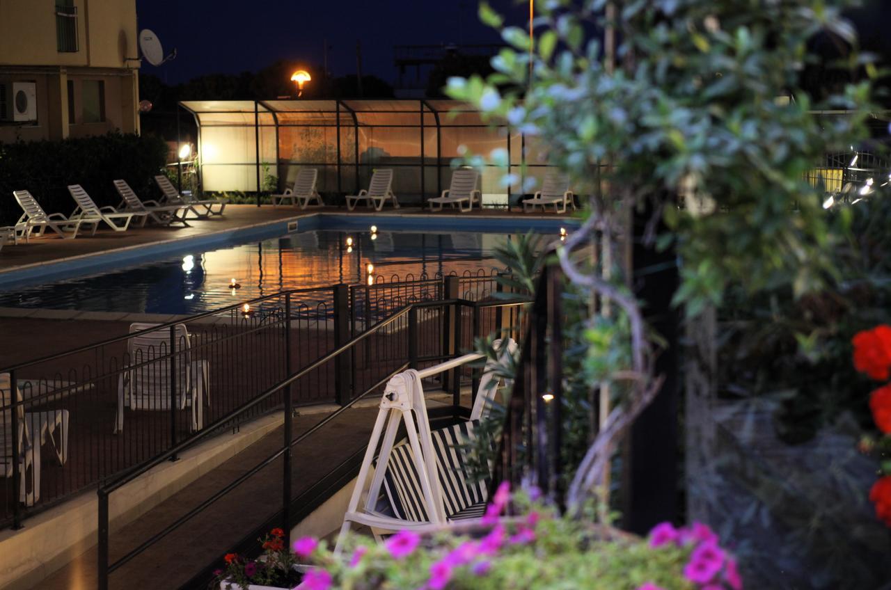 Hotel Plaza Llido Degli Estensi Kültér fotó