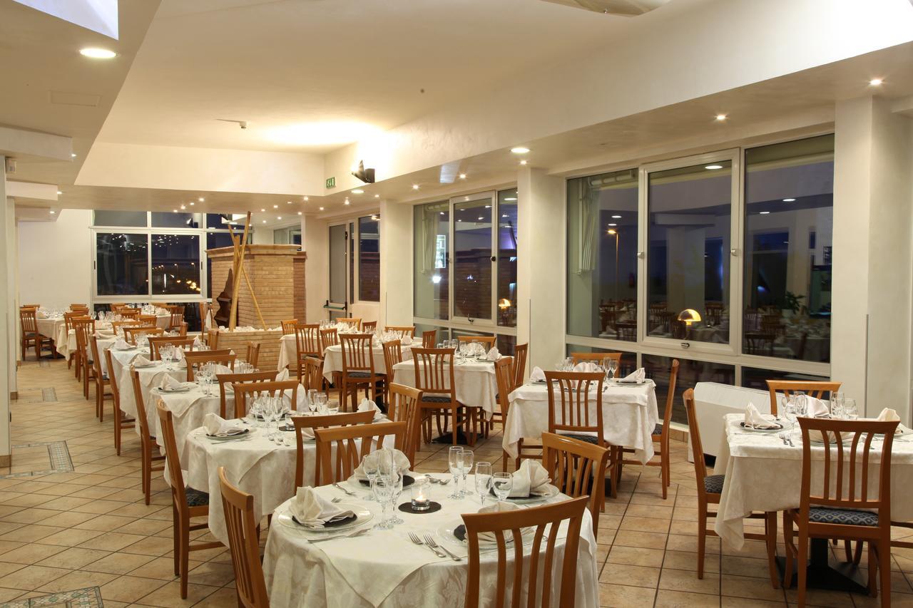 Hotel Plaza Llido Degli Estensi Kültér fotó
