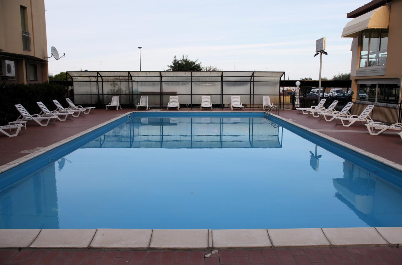Hotel Plaza Llido Degli Estensi Kültér fotó