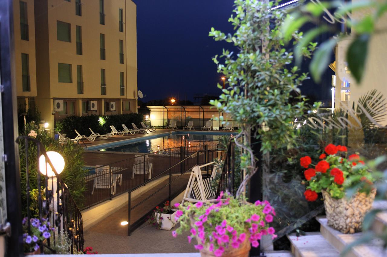 Hotel Plaza Llido Degli Estensi Kültér fotó