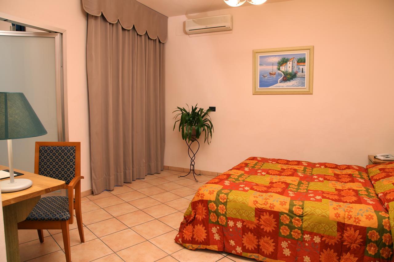Hotel Plaza Llido Degli Estensi Kültér fotó