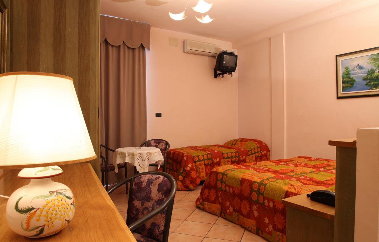 Hotel Plaza Llido Degli Estensi Kültér fotó