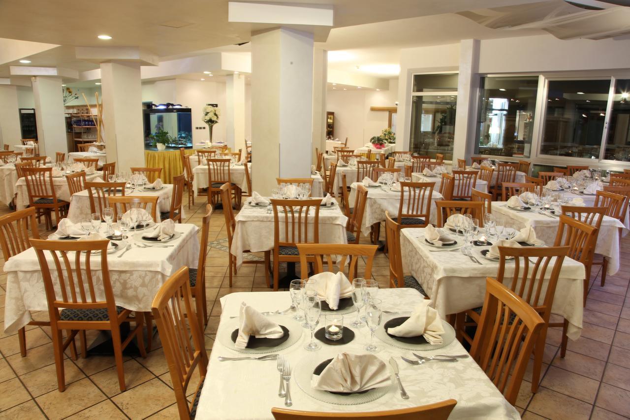 Hotel Plaza Llido Degli Estensi Kültér fotó