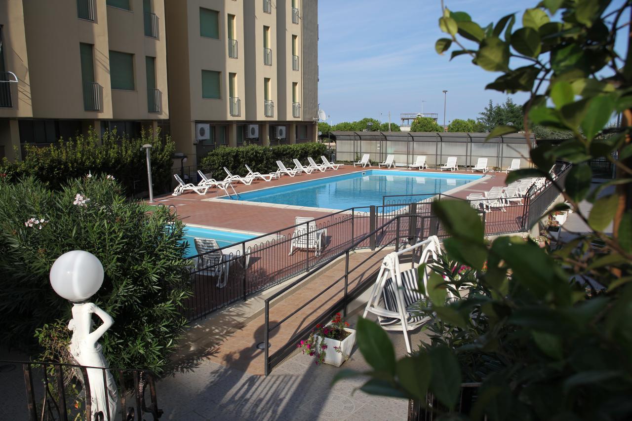 Hotel Plaza Llido Degli Estensi Kültér fotó