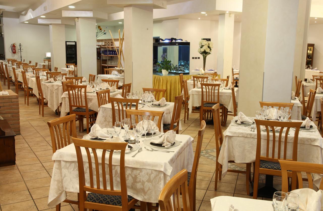Hotel Plaza Llido Degli Estensi Kültér fotó