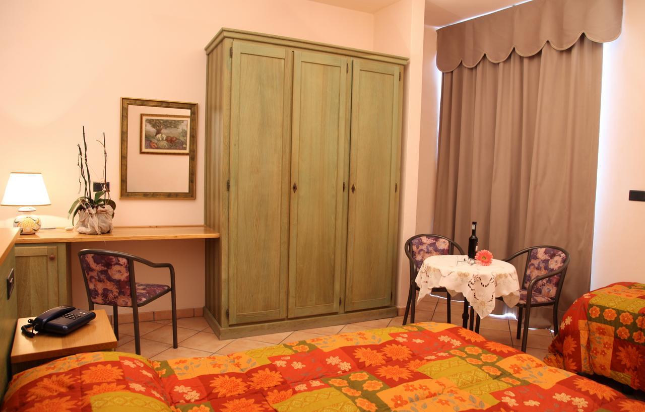 Hotel Plaza Llido Degli Estensi Kültér fotó
