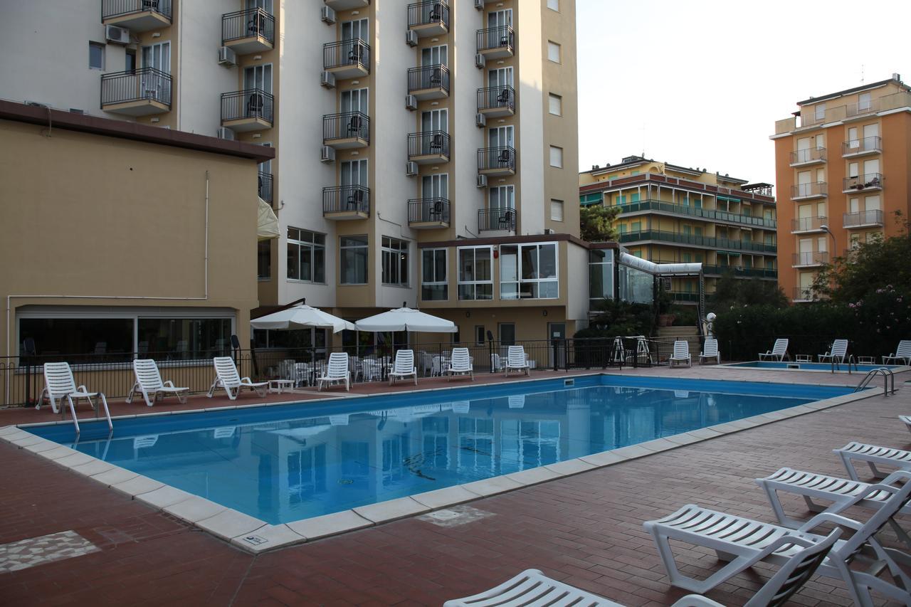 Hotel Plaza Llido Degli Estensi Kültér fotó