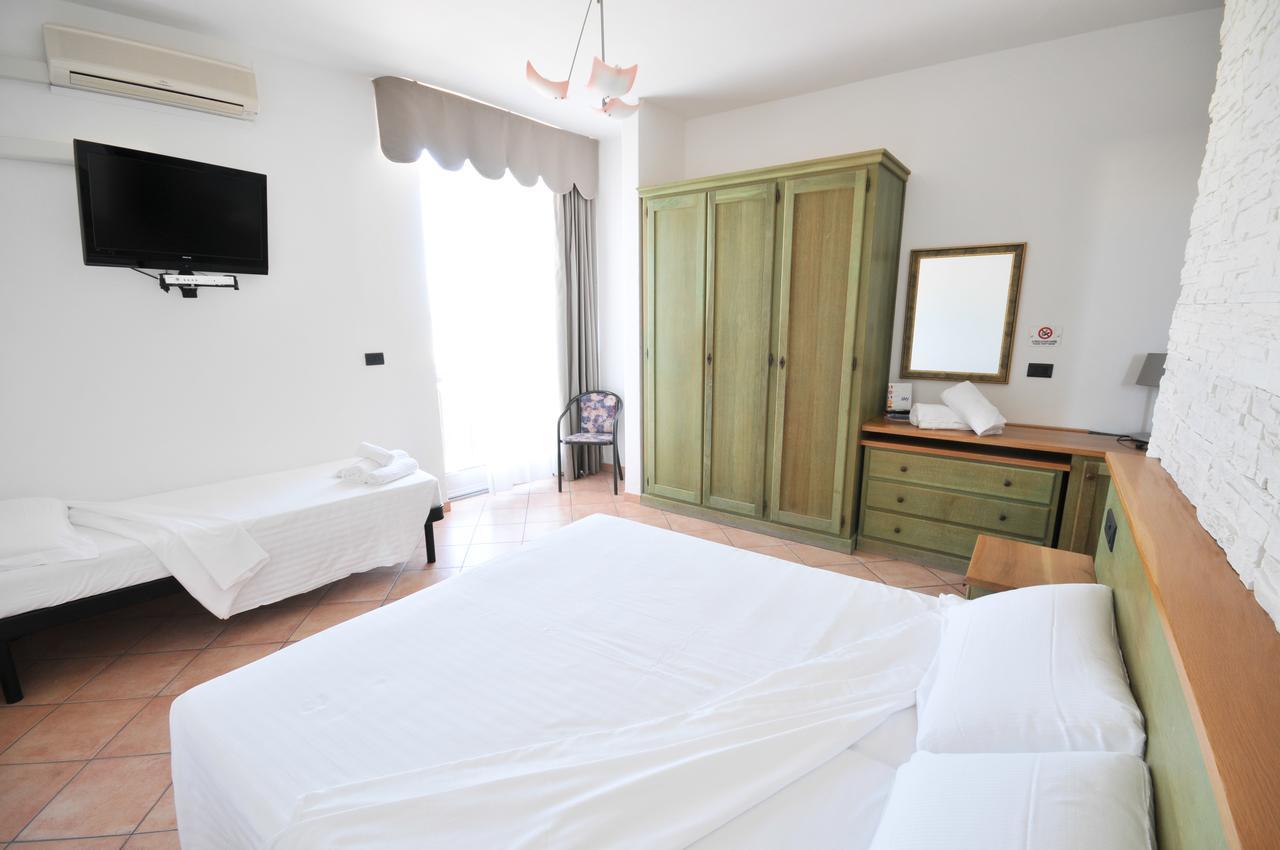 Hotel Plaza Llido Degli Estensi Kültér fotó