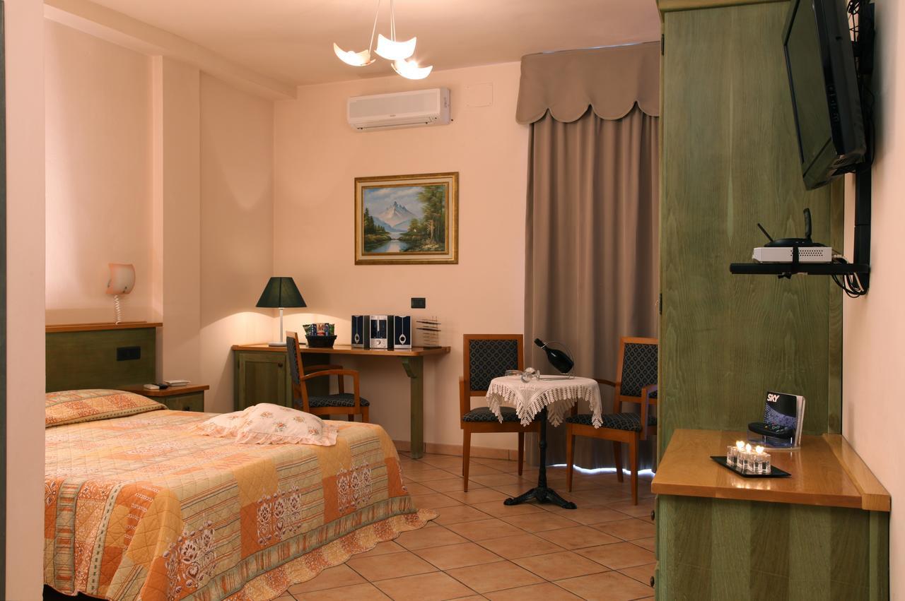 Hotel Plaza Llido Degli Estensi Kültér fotó