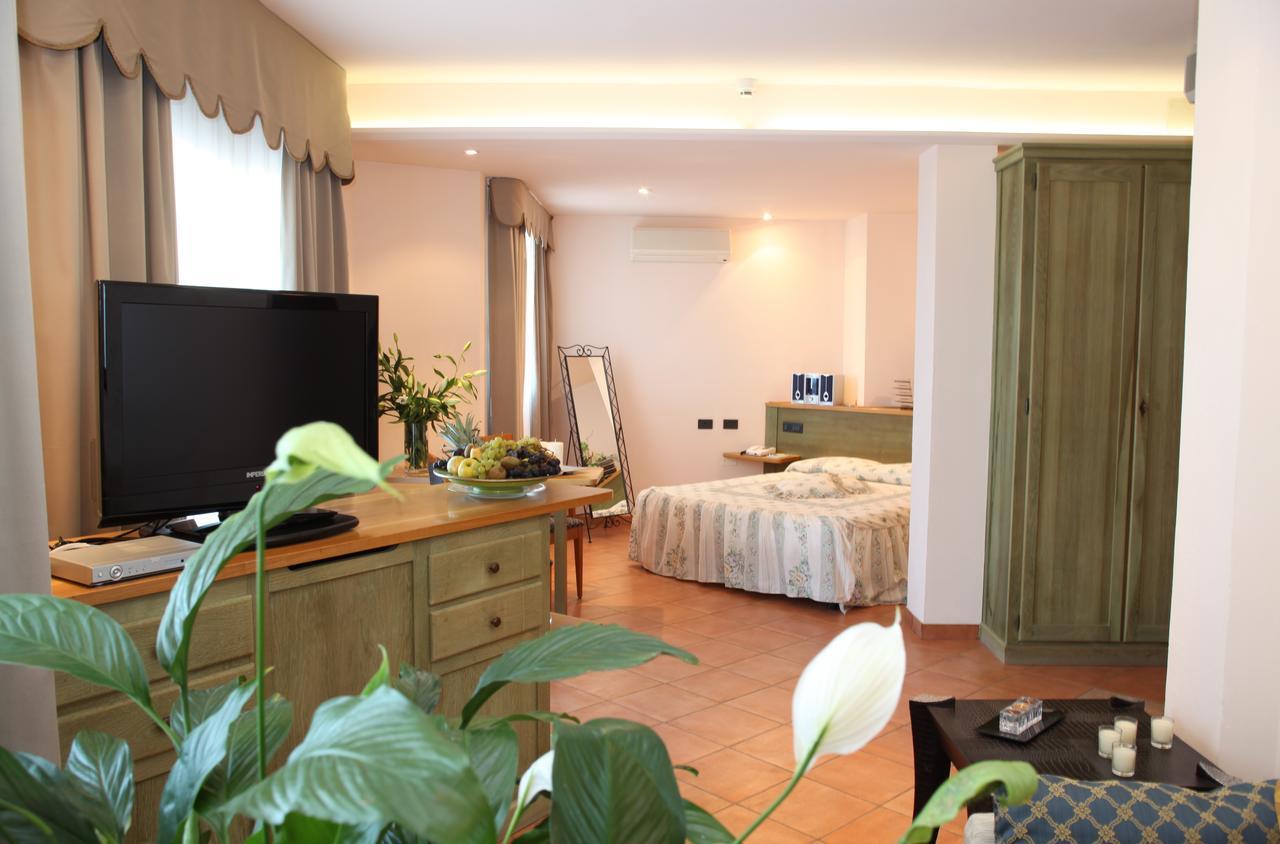 Hotel Plaza Llido Degli Estensi Kültér fotó