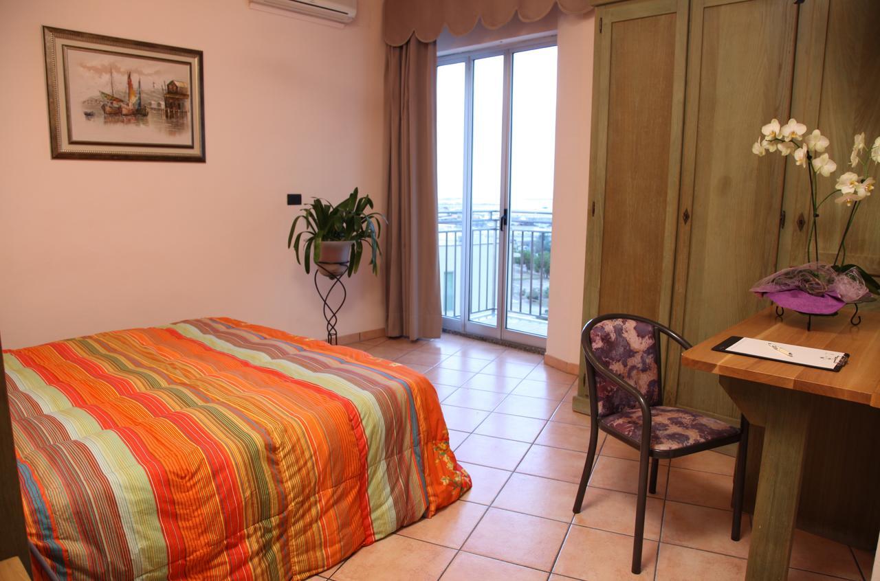 Hotel Plaza Llido Degli Estensi Kültér fotó
