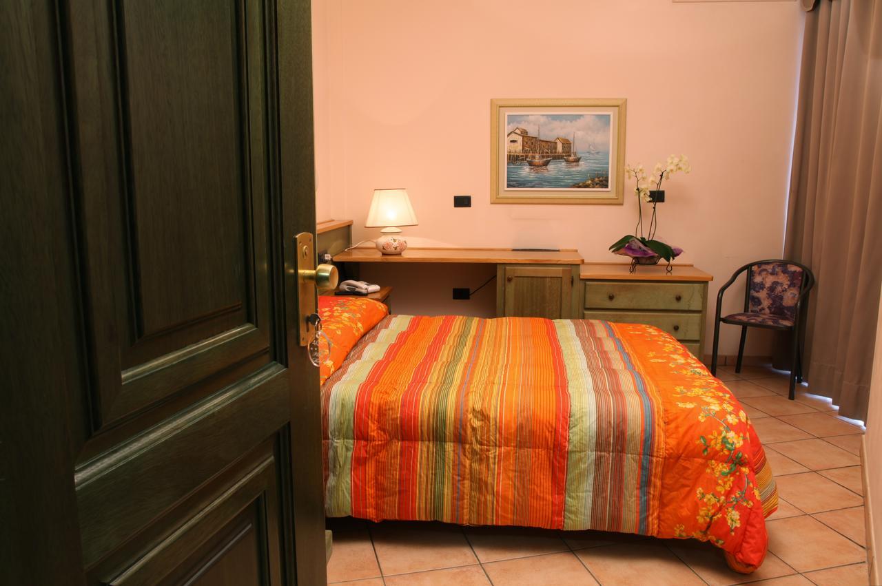 Hotel Plaza Llido Degli Estensi Kültér fotó